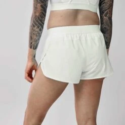 Brooks Breakaway 2.5" Short Women's 11 Brooks Breakaway 2.5" Short Women's -Holabird Sports Store 057804 100 2